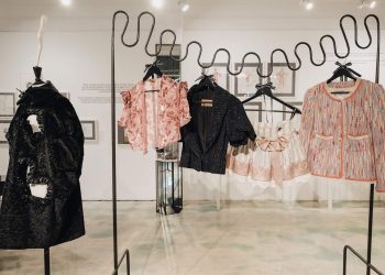 Su Vestiaire Collective i look di Anna Piaggi e Carla Sozzani