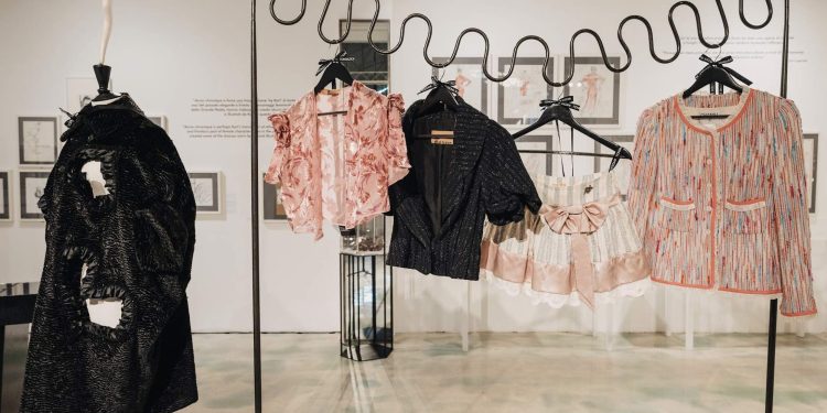 Su Vestiaire Collective i look di Anna Piaggi e Carla Sozzani