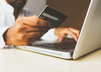 La moda sul primo gradino del podio dei consumi online. Coinvolge 7 utenti su 10