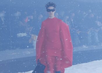 Demna dedica la sfilata di Balenciaga agli ucraini