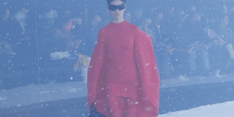 Demna dedica la sfilata di Balenciaga agli ucraini
