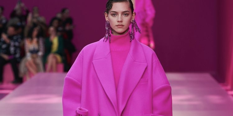 Valentino collabora con Pantone per il “Pink PP”