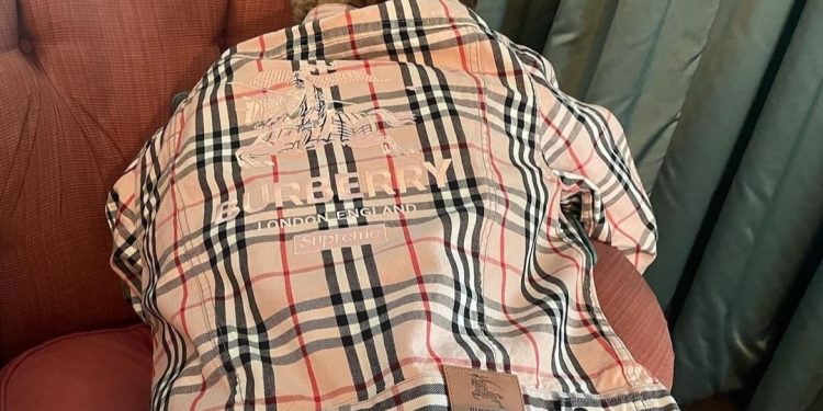 Burberry x Supreme, il co-branding è ufficiale