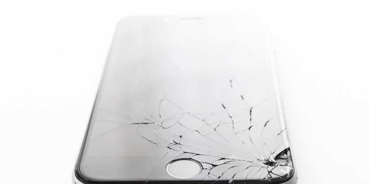L’invito allo show di Balenciaga è un Iphone rotto