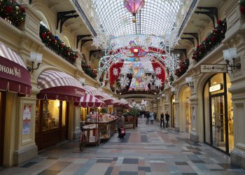 Mosca, nei mall chiude un terzo dei negozi