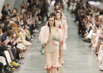 Lvmh conferma Arnault alla guida fino agli 80 anni. Il 2022? “So far, so good”