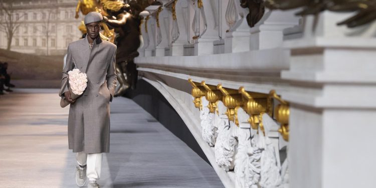 Kim Jones porta l’uomo di Dior a Los Angeles