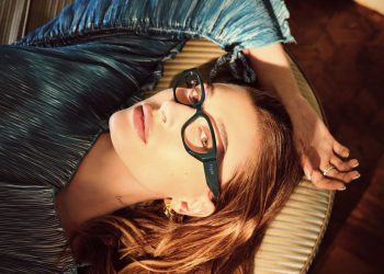 Vogue Eyewear collabora con la top model Hailey Bieber