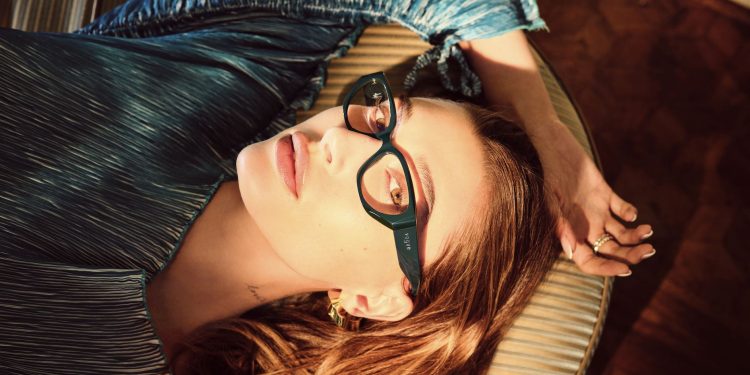 Vogue Eyewear collabora con la top model Hailey Bieber