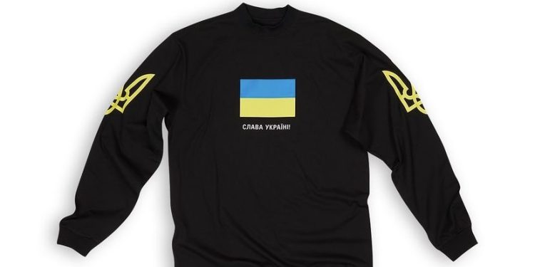 Balenciaga, una felpa a supporto dell’Ucraina