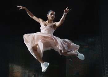 Alexander McQueen collabora con Mettenarrative per ‘Sprint Runner’