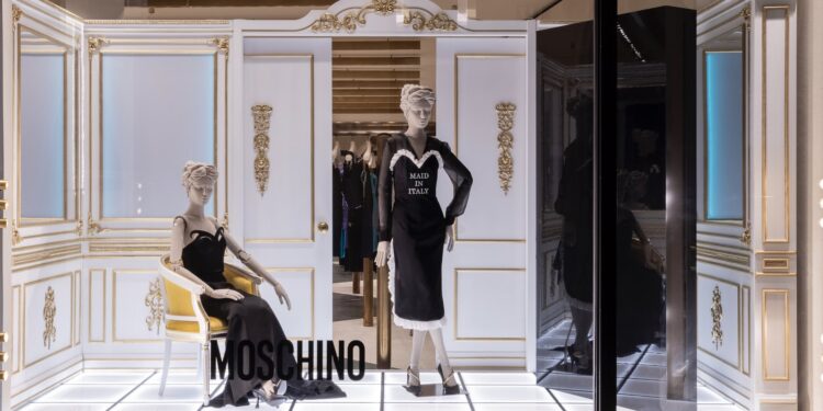 Moschino apre le porte del nuovo flagship nell’hub Spiga 26