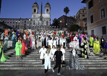La couture di Valentino illumina piazza di Spagna nel segno dell’inclusività