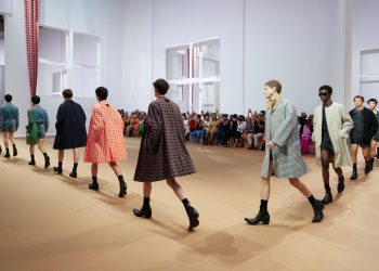Prada corre nel primo semestre. I ricavi si avvicinano ai 2 mld €