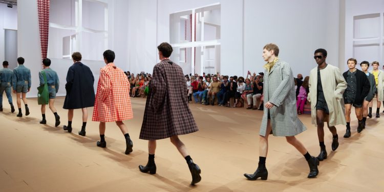Prada corre nel primo semestre. I ricavi si avvicinano ai 2 mld €