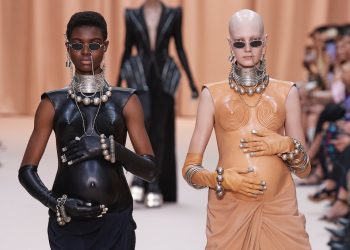 Star dei reality, pièce teatrali, guest designer. La couture sperimenta e vince