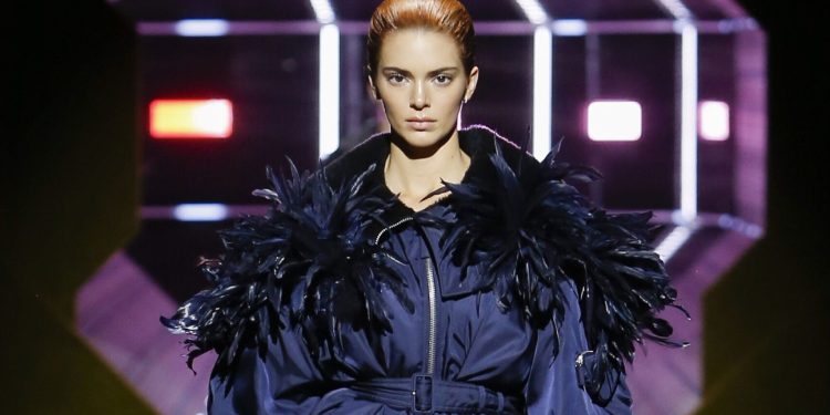 Prada studia la doppia quotazione Milano-Hong Kong