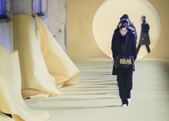 Raf Simons riprogramma lo show. Sfilerà a Londra il 13 ottobre