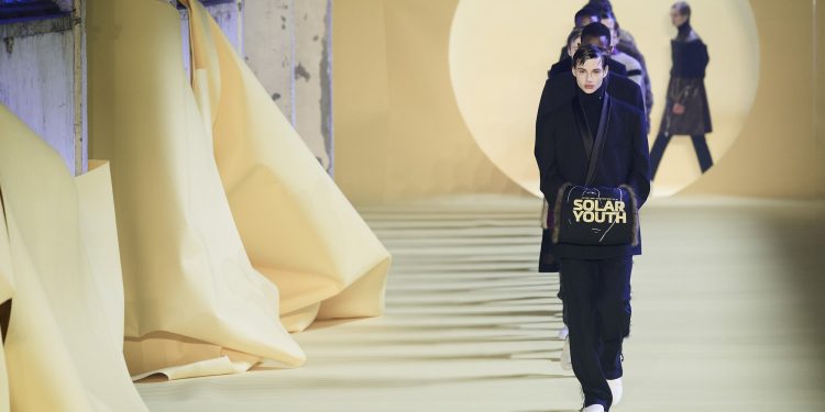 Raf Simons riprogramma lo show. Sfilerà a Londra il 13 ottobre