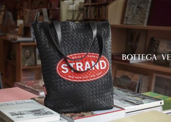 Bottega Veneta reinterpreta le iconiche tote della libreria Strand