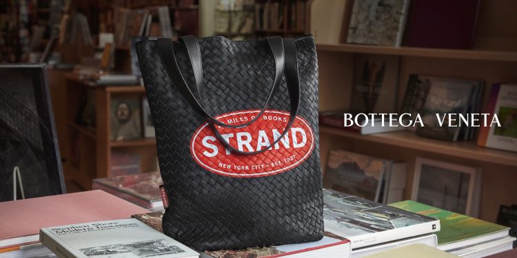 Bottega Veneta reinterpreta le iconiche tote della libreria Strand