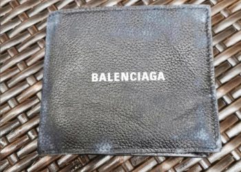 Balenciaga, questa volta l’invito allo show è un portafoglio smarrito