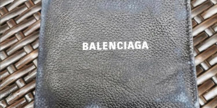 Balenciaga, questa volta l’invito allo show è un portafoglio smarrito