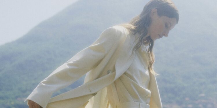 Brioni sperimenta il womenswear