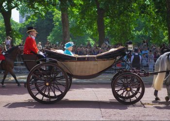 God save the Queen. Addio a Elisabetta II d’Inghilterra, regina della “sartorial diplomacy”