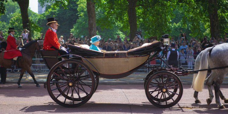 God save the Queen. Addio a Elisabetta II d’Inghilterra, regina della “sartorial diplomacy”