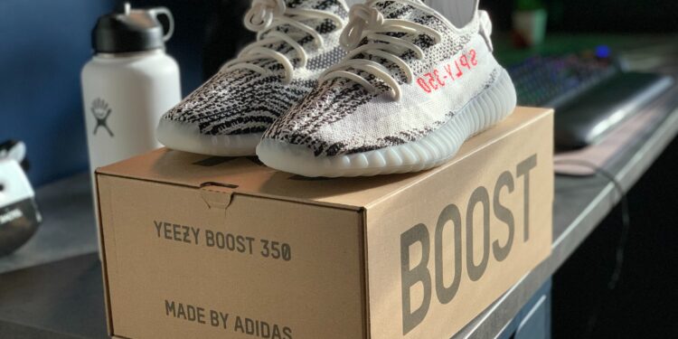 Kanye West: “Niente più aziende tra me e il pubblico”. È divorzio da Adidas e Gap