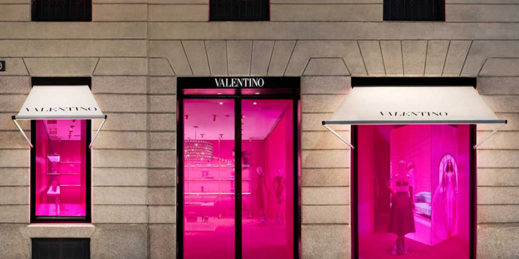 Valentino spegne le luci delle boutique a partire dalle 22