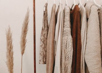 Resale, mercato globale da 120 mld $. Nel 2023 i capi ‘pre-loved’ saranno il 27% del guardaroba