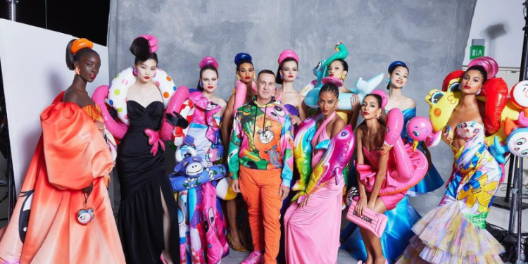 Moschino lancia la linea dedicata al denim. Il debutto a maggio 2023