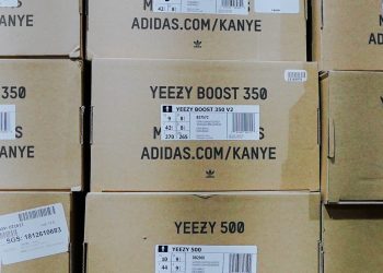 Tutti contro Kanye West. Anche Adidas gli dice addio