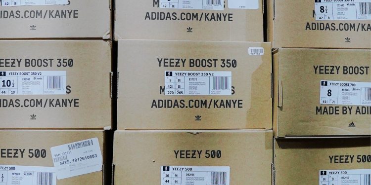 Tutti contro Kanye West. Anche Adidas gli dice addio
