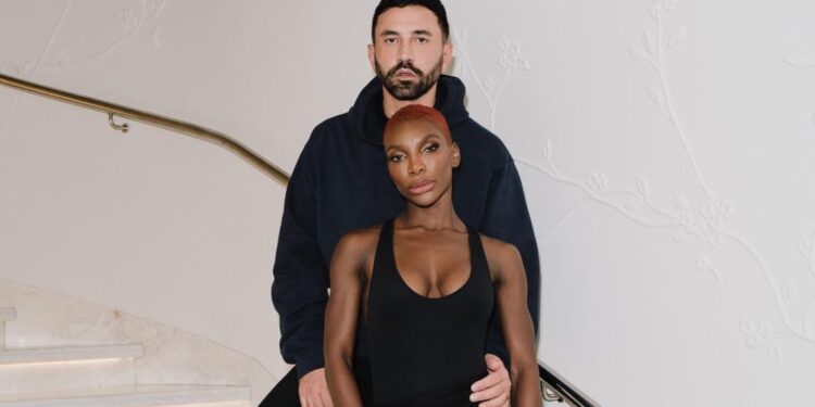 Tisci, debutta la prima creazione del post-Burberry