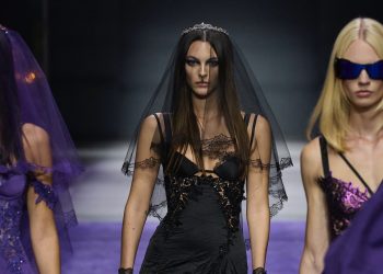 Versace sfila a Los Angeles prima della notte degli Oscar