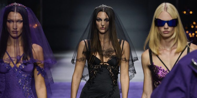 Versace sfila a Los Angeles prima della notte degli Oscar