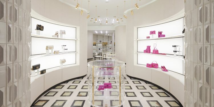 Valentino svela il nuovo concept per le boutique worldwide