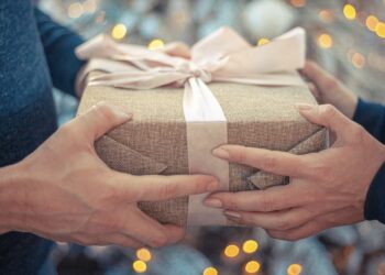 Cala la spesa per i regali di Natale in Italia, ma l’abbigliamento primeggia