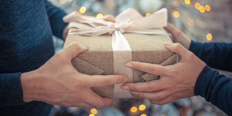 Cala la spesa per i regali di Natale in Italia, ma l’abbigliamento primeggia