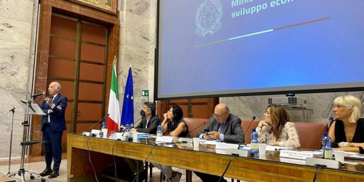 Riunito il primo Tavolo della moda. Tra gli obiettivi, export e formazione