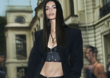 Emily Ratajkowski è il volto della nuova campagna Versace