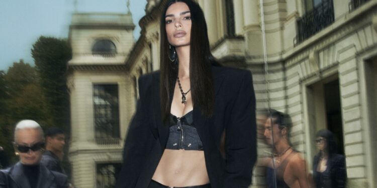Emily Ratajkowski è il volto della nuova campagna Versace