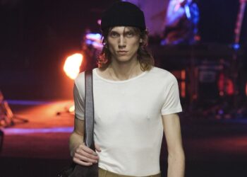 Gucci torna in passerella e azzera l’estetica maximalista di Alessandro Michele