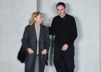 Prada sale al primo posto nella classifica dei brand più ricercati online