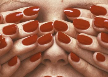 Lo sguardo di Guy Bourdin è protagonista dell’ultima mostra di Armani/Silos
