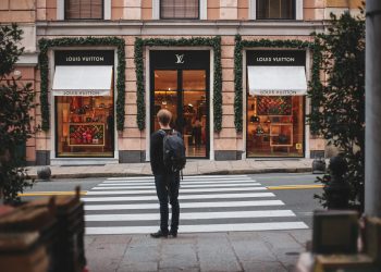Lusso, ancora rincari nel 2023. Apre le danze Louis Vuitton