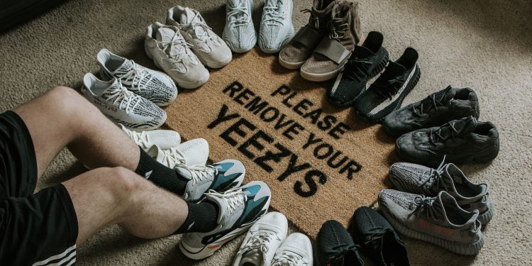 Adidas, l’invenduto di Yeezy rischia di bruciare 1,2 mld di ricavi nel 2023